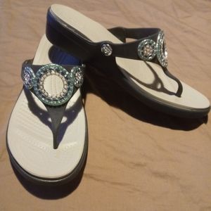 Women's size 11 W crocs dual comfort sanrah diamante wedge flip flop